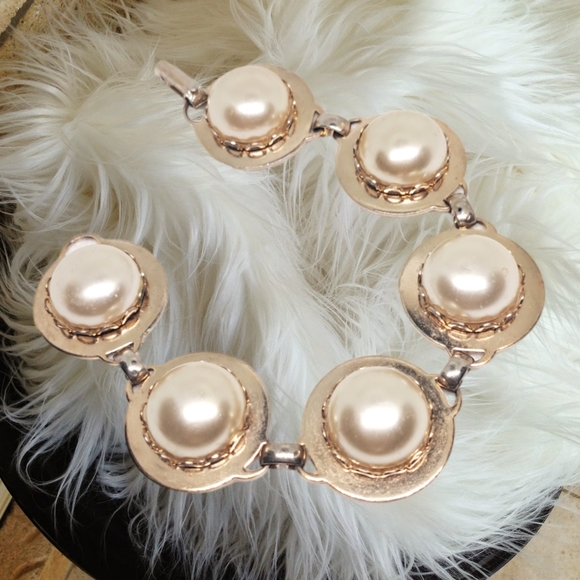 🎄10/$20. Gold Tone Handmade Bracelet With Faux Pearls - Picture 4 of 6